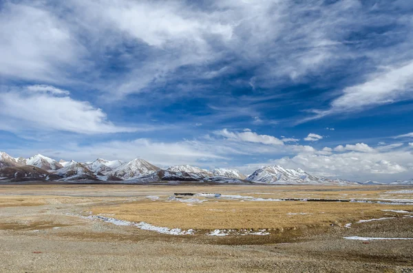 Amazing view of high Tibetan plateau and cloudy sky — Stock Photo, Image