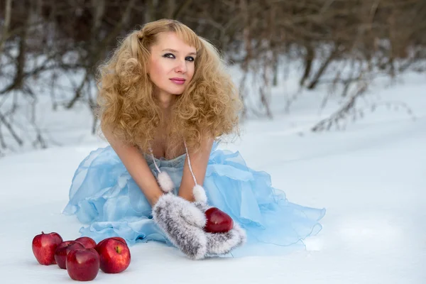 Snow Maiden in a winter forest with apples — Stock Photo, Image