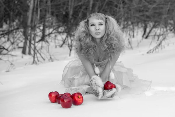 Donzela de neve em uma floresta de inverno com maçãs — Fotografia de Stock