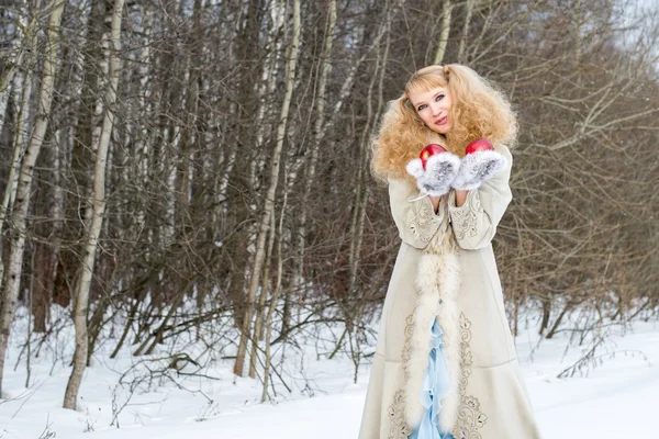 Sincerely smiling young woman in a winter forest — Stock Photo, Image