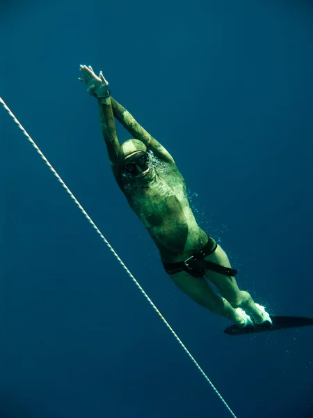 Volný potápěč se tyčí nedaleko bezpečnostní lano v Blue Hole — Stock fotografie