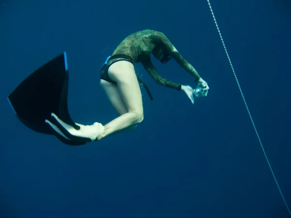 Je to těžké fotografovat hluboké freedivingu — Stock fotografie