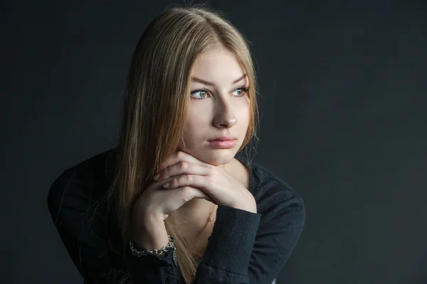 Spirituelles Porträt des schönen russischen Mädchens mit langen Haaren — Stockfoto