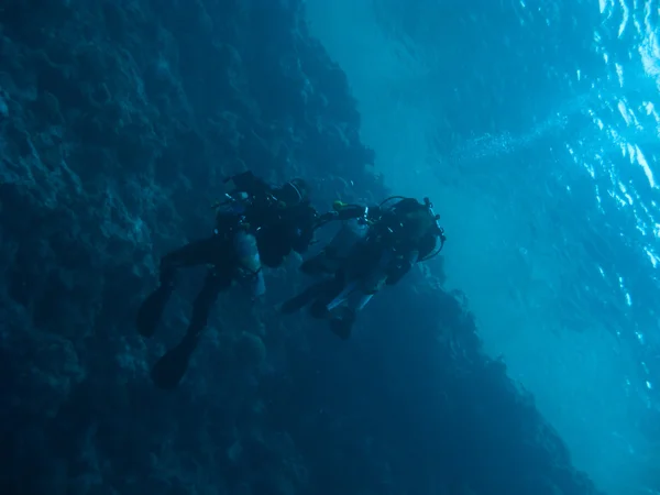 Twee technodivers drijven onder het zeeoppervlak — Stockfoto