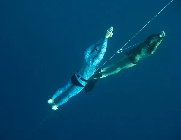 Jeden stojak freediver przez innego — Zdjęcie stockowe