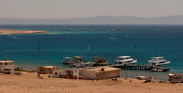 Golfo de Dahab con windsurfistas — Foto de Stock