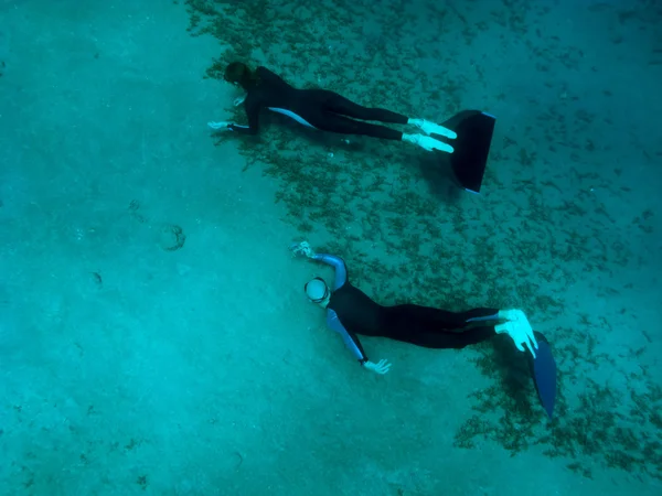 Fotosesión en el fondo del mar . — Foto de Stock