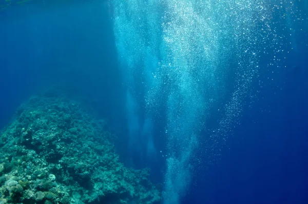Verhogen van onderwater bubbels in de blauwe zee — Stockfoto