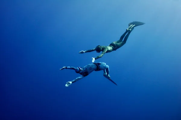 O romântico simultâneo freedive na profundidade — Fotografia de Stock