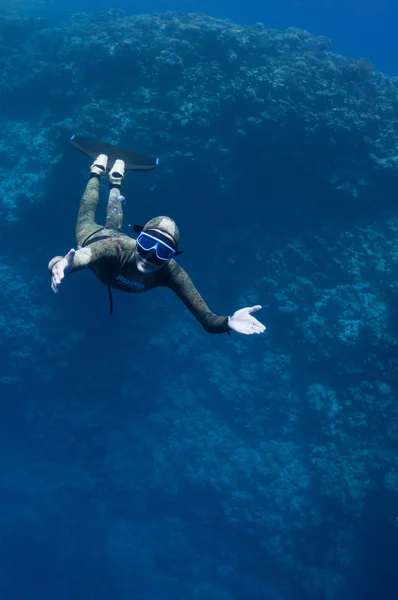 Freediver moves underwater along coral reef — Stock Photo, Image