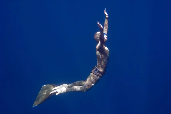 Freediver pozdrawia słońce — Zdjęcie stockowe