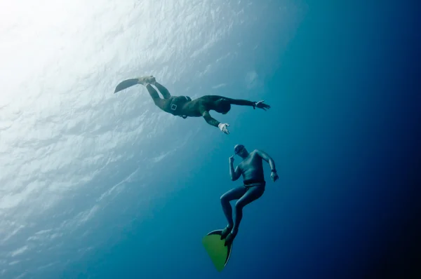 Two freedivers have fun in the depth — Stock Photo, Image