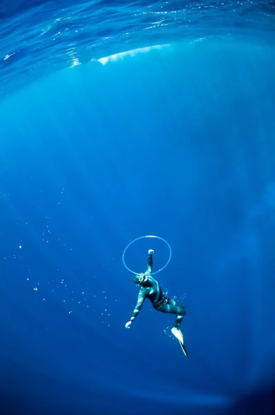 Freediver trata de nadar a través del anillo de aire de burbuja — Foto de Stock