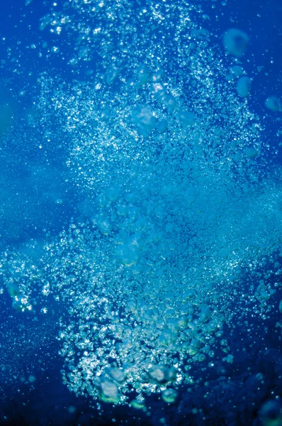 Verhogen van onderwater bubbels in de blauwe zee — Stockfoto