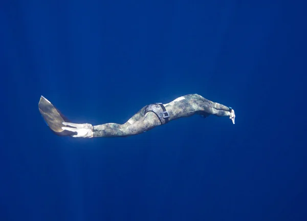 Poziomy ruch freediver — Zdjęcie stockowe