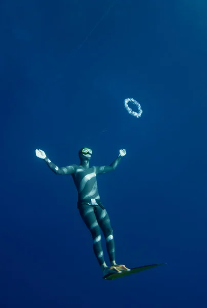 Freediver prepara el anillo de aire de burbuja para nadar a través de — Foto de Stock
