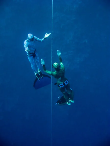 Saindo da profundidade do buraco azul — Fotografia de Stock
