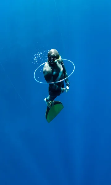 Freitaucher versucht durch den Blasenluftring zu schwimmen — Stockfoto