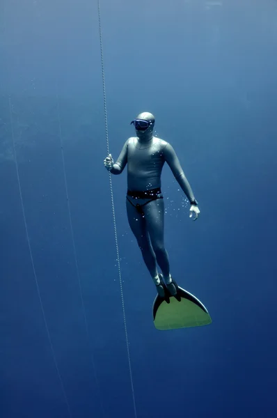 Freediver slowly raises up — Stock Photo, Image