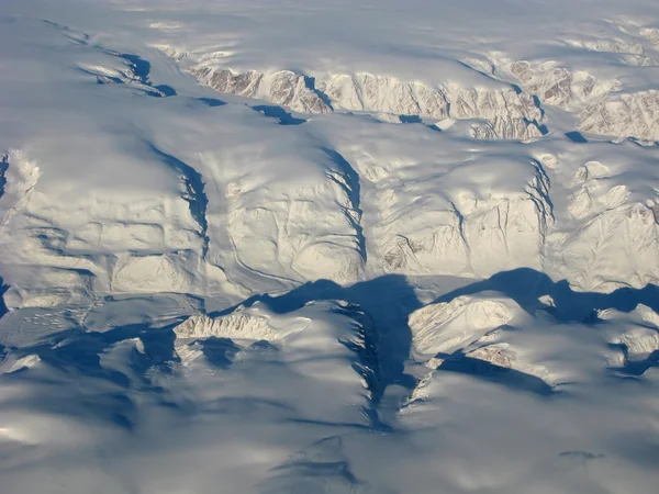 Letecký pohled na ledovec Grónska a hory — Stock fotografie