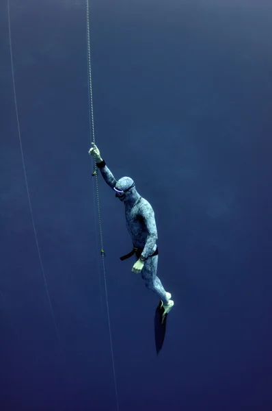 Freediver levanta a partir da profundidade por corda — Fotografia de Stock