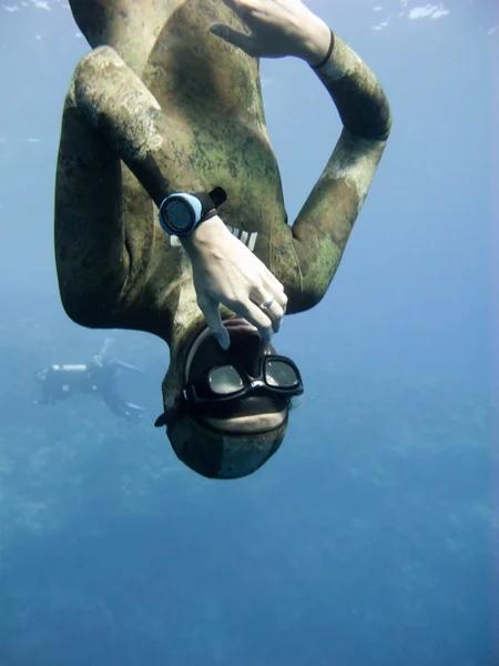 Freediver equalizing pressure while moving down — Stock Photo, Image