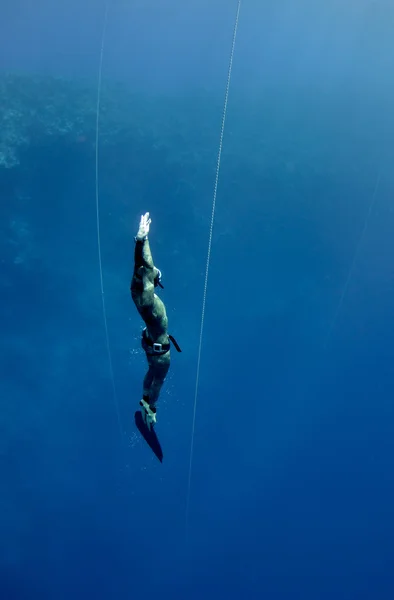 Freediver regresa de la inmersión profunda — Foto de Stock
