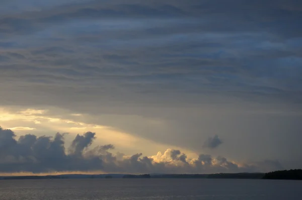 Nuvens de chuva temperadas sobre o lago — Fotografia de Stock