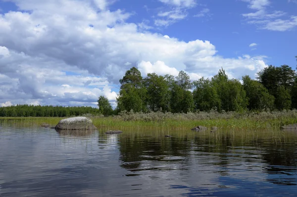 Карельское озеро с огромными валунами — стоковое фото