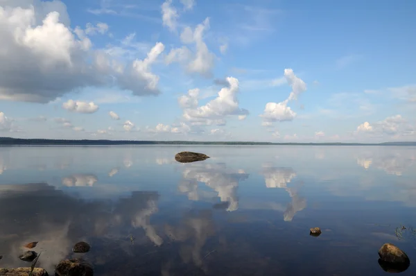 Pedra na linha de espelho do lago Karelian — Fotografia de Stock