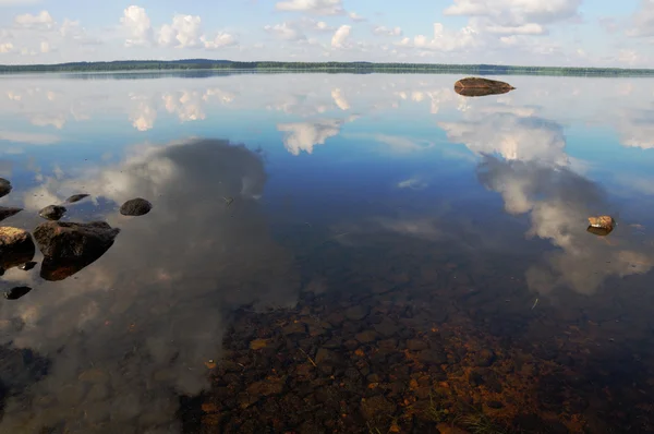 El cielo se refleja en aguas poco profundas — Foto de Stock