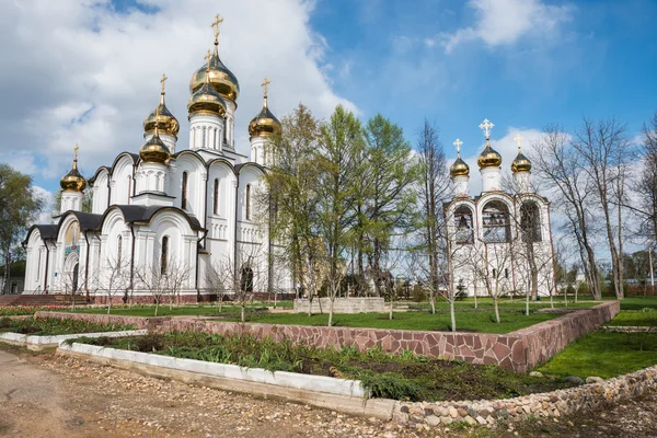 Monasterio de San Nicolás (Nikolsky) desde el mirador del jardín de primavera —  Fotos de Stock