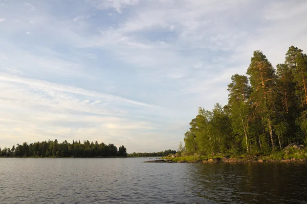 Hermoso bosque, lago y rocas enormes — Foto de Stock