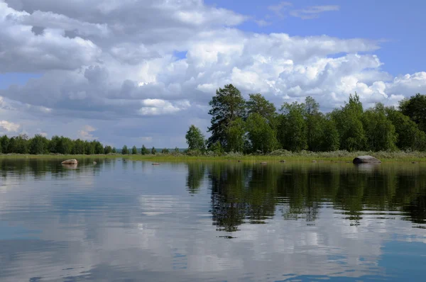 Típico lago de Karelia con enormes rocas — Foto de Stock