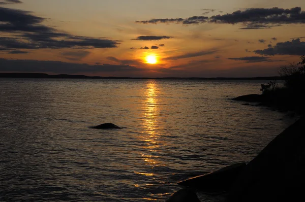 Zonsondergang, wolken en verre eiland — Stockfoto