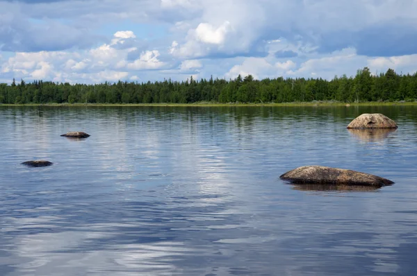 Pedras enormes no lago de Noah Karelian — Fotografia de Stock