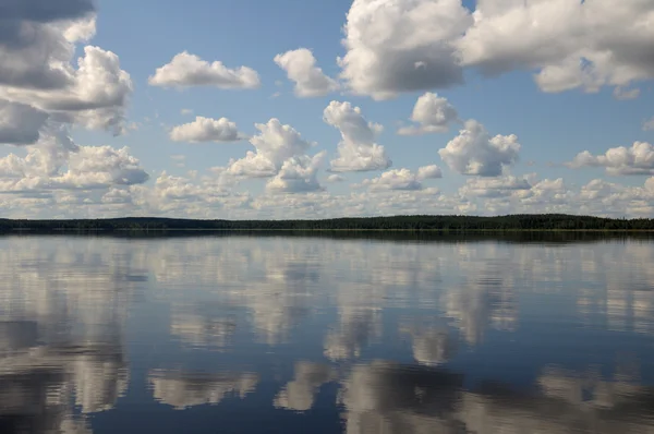 Una gran cantidad de nubes sobre el lago Karelian — Foto de Stock