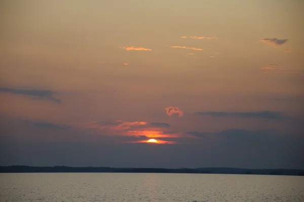 Хмарно захід сонця в Карелії — стокове фото