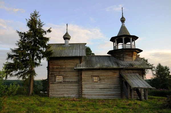 Alte christliche Holzkirche auf einem Hügel — Stockfoto