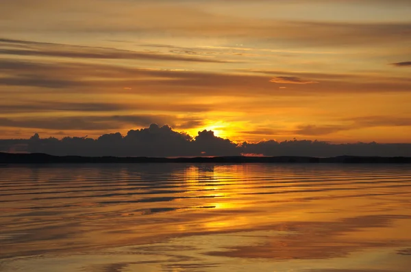 Pôr-do-sol nublado distante sobre enorme lago — Fotografia de Stock