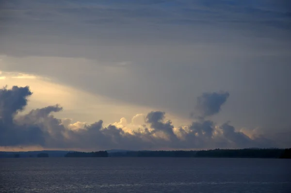 Sunbeam over humeurig regenbui wolken — Stockfoto