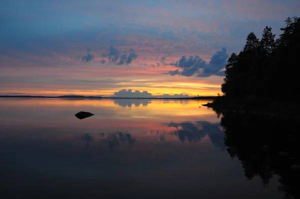 Magisch uitzicht op de Karelische zonsondergang — Stockfoto