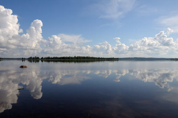 Gran lago actúa como un espejo para las nubes — Foto de Stock