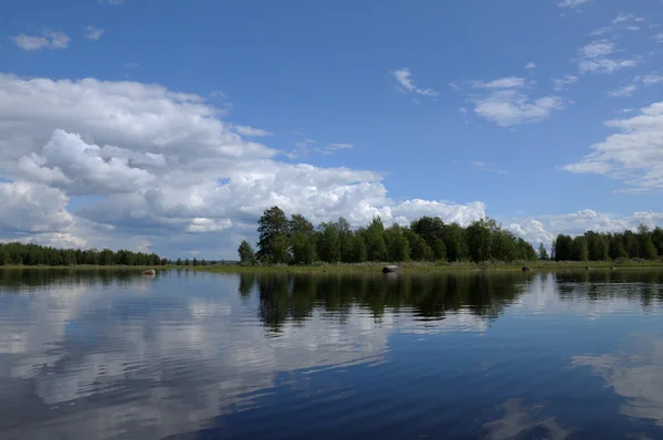 Hermoso bosque, lago y rocas enormes — Foto de Stock