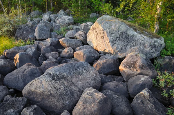 Riesige Felsbrocken auf einer südkarelischen Insel — Stockfoto