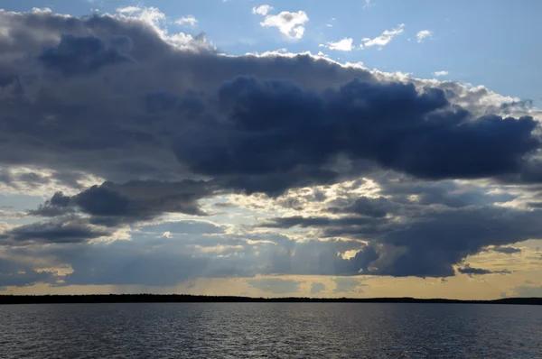 Güneş ışınları düşünce yağmur fırtınası bulutlar — Stok fotoğraf
