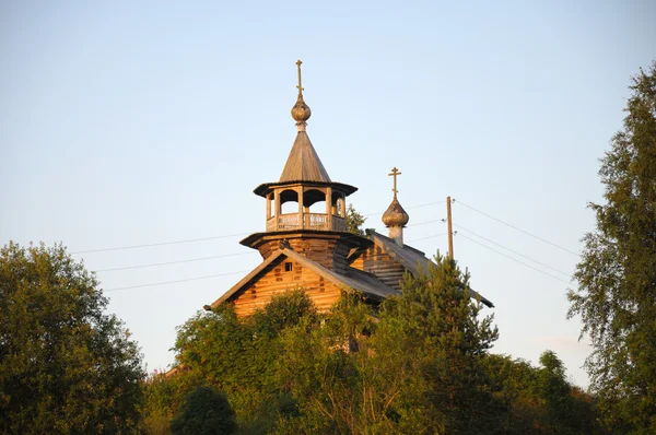 Entfernte alte Holzkirche auf einem Hügel — Stockfoto