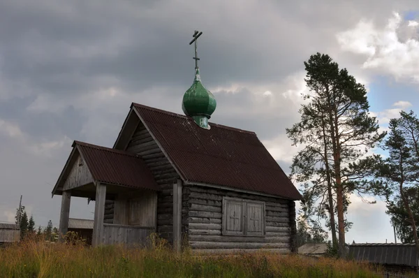 Igreja russa antiga em uma colina — Fotografia de Stock
