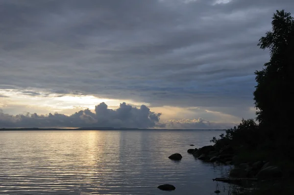 Verre regenbui wolken boven lake — Stockfoto