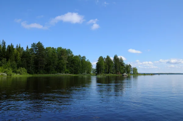 Típico lago de Karelia con enormes rocas — Foto de Stock